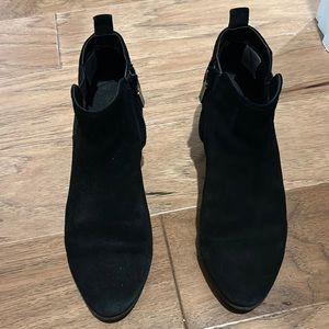 Blondo waterproof suede almond toe bootie. Size 8M